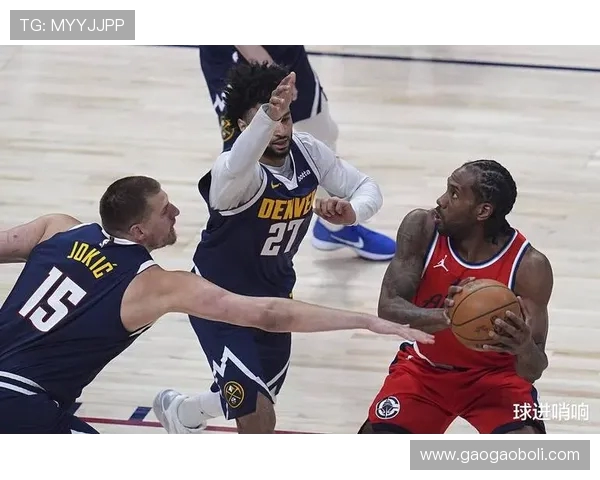 勇士与快船季后赛第三场激战回顾球星表现与战术分析